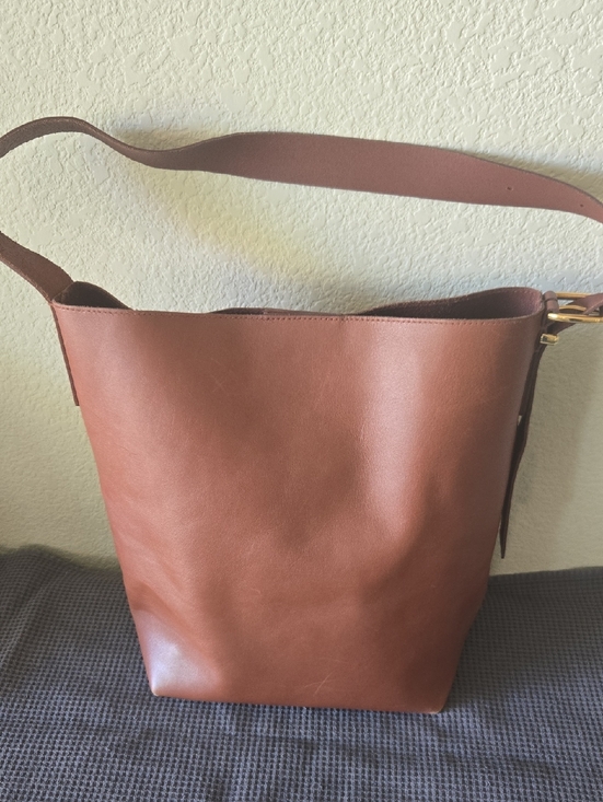 Madewell Handbags - Madewell-The Essential Bucket Tote